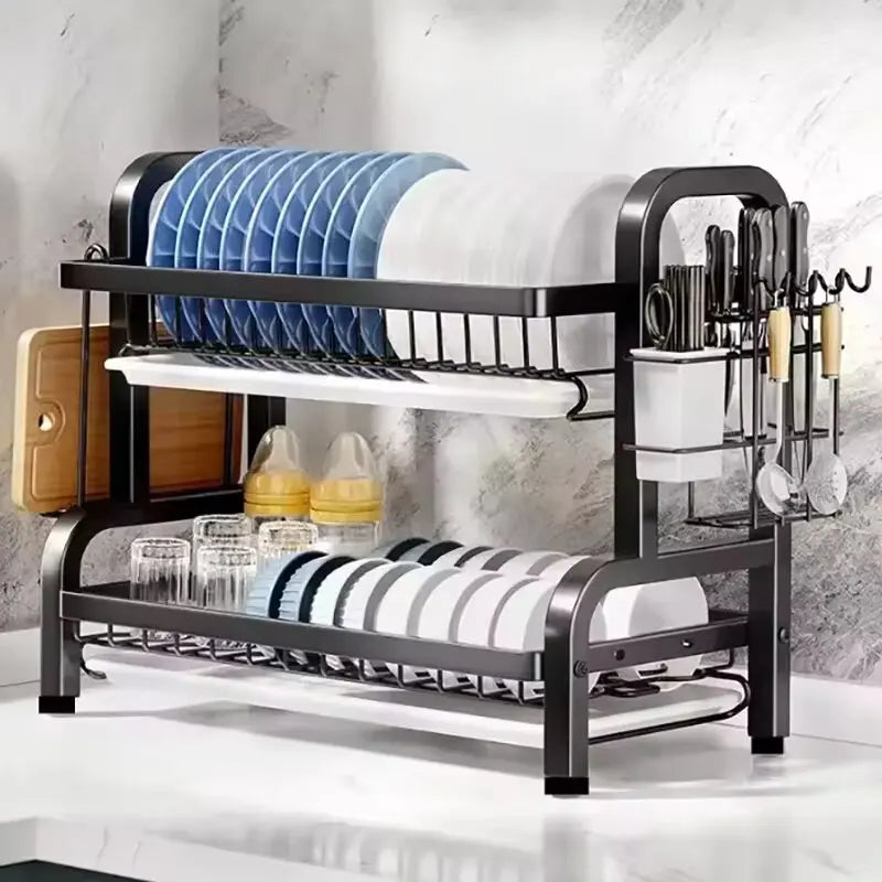 organizador de platos de cocina ajustable con escurridor sobre fregadero.